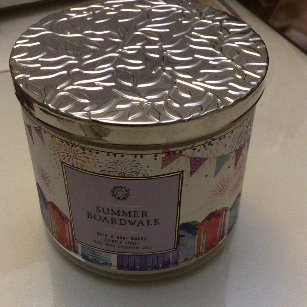 Bath & Body Works Summer Boardwalk Bath Soak - Cream and Purple